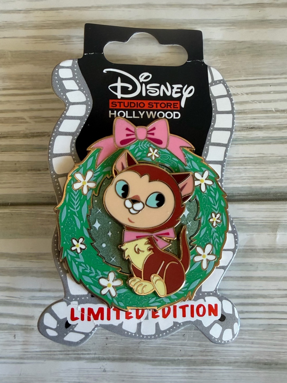 🎄DSSH AIW Dinah Christmas Wreath Enamel Pin